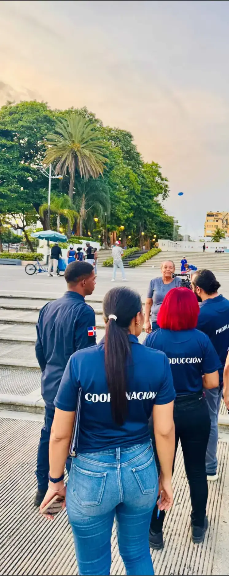 Equipo de El Content en una cobertura en el Malecón de Santo Domingo